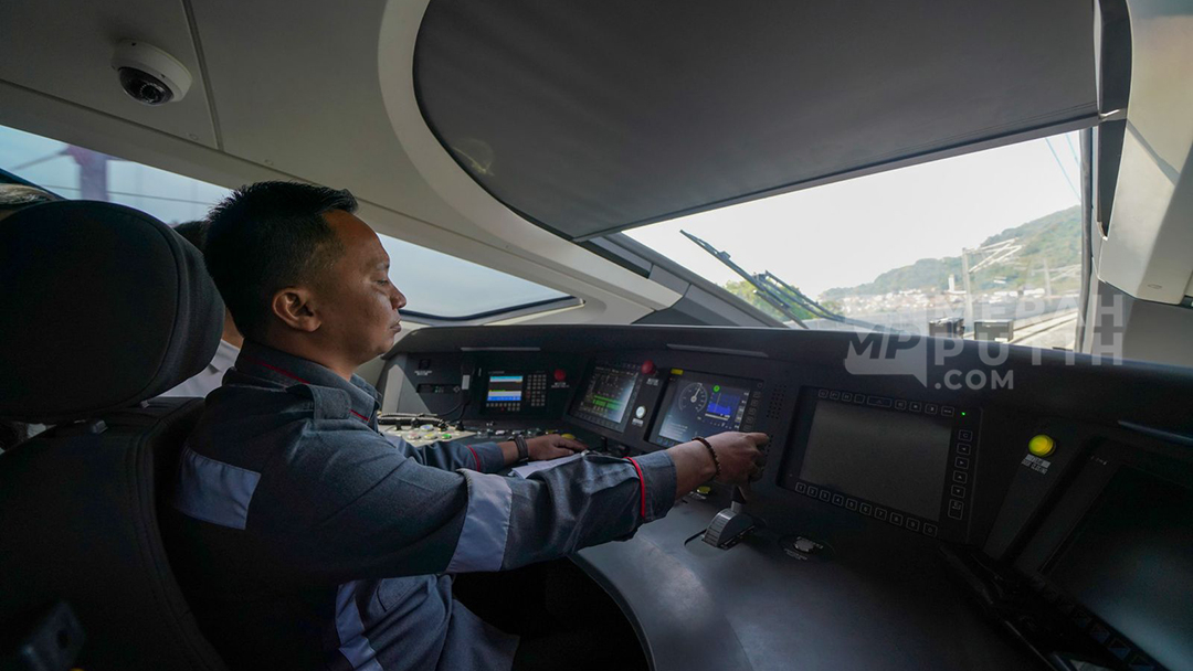 Pertama Kalinya, Masinis Indonesia Mengemudikan Kereta Whoosh Berpenumpang