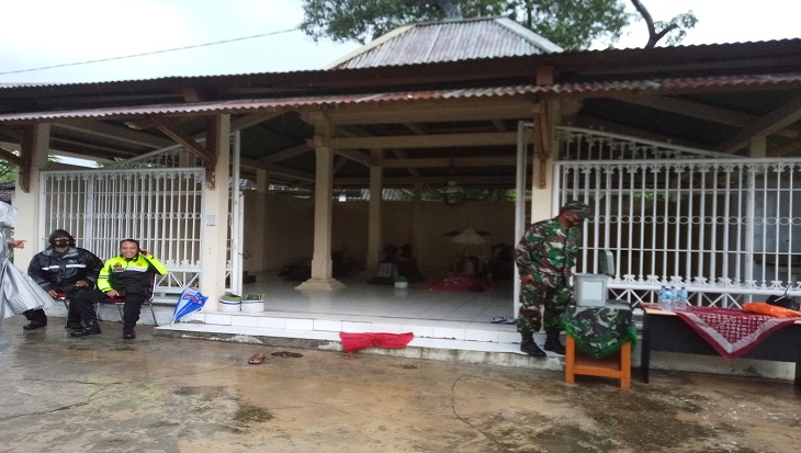 Presiden Jokowi menyapa warga usai berziarah di makam keluarga Desa Selokaton, Kecamatan Gondangrejo, Kabupaten Karanganyar, Jawa Tengah, Minggu (14/2). (MP/Ismail)