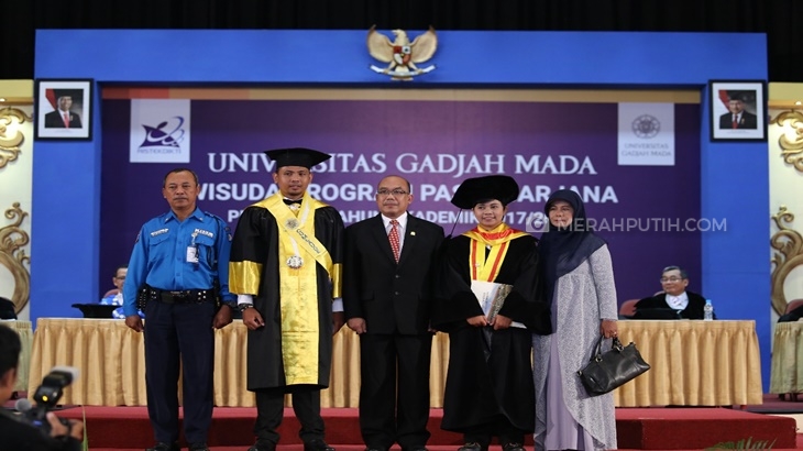 Inspiratif, Anak Seorang Satpam Raih Gelar Doktor di UGM 