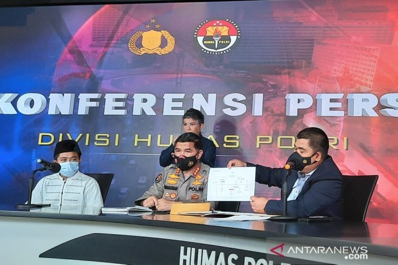 Kepala Bagian Bantuan Operasi (Kabag Banops) Densus 88 Antiteror Polri Kombes Pol Aswin Siregar (kanan) memperlihatkan diagram jaringan organisasi teroris Jamaah Islamiyah, di Mabes Polri, Kamis (25/11/2021). ANTARA/Laily Rahmawaty