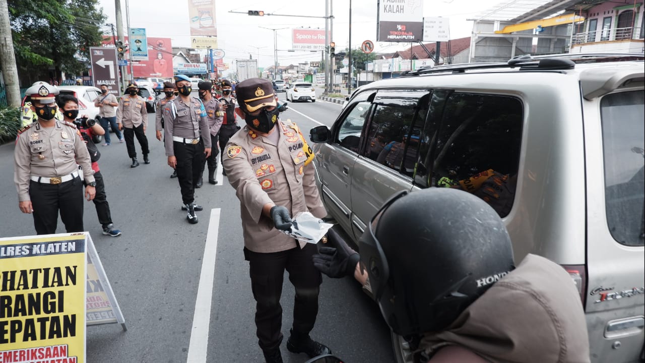 Kapolres Klaten AKBP Edy Suranta Sitepu  melakukan penyekatan wisatawan luar kota di Jalan Solo-Yogyakarta di Prambanan, Minggu (14/2). (MP/Ismail)