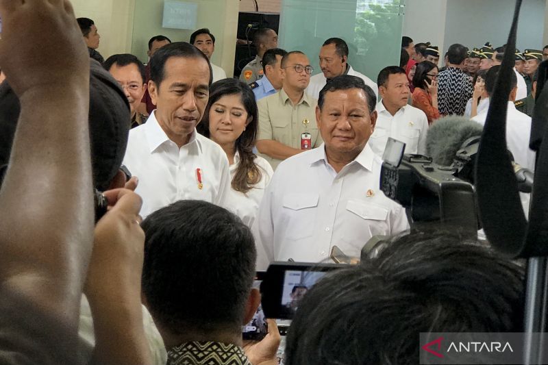 Presiden RI Jokowi, didampingi Menteri Pertahanan Prabowo Subianto (kanan), usai cara peresmian Rumah Sakit Pusat Pertahanan Negara (RSPPN) Panglima Besar Soedirman, Jakarta, Senin (19/2). Foto: ANTARA/Genta Tenri Mawangi