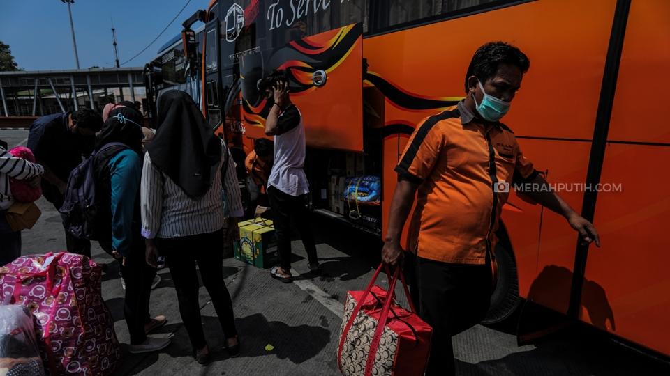 Pemudik mengantre bagasi pada bus antar kota dan antar provinsi di terminal Kalideres, Jakarta Barat, Jakarta, Rabu, (22/4/2020). Foto: MP/Rizki Fitrianto