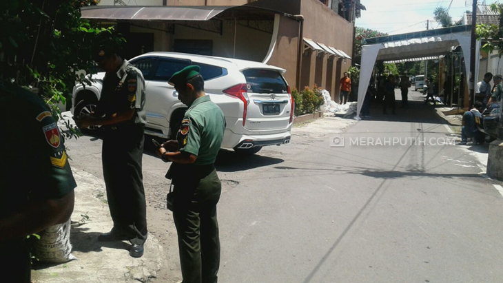 Anggota TNI tengah berjaga di lingkungan rumah duka. (MP/Win)