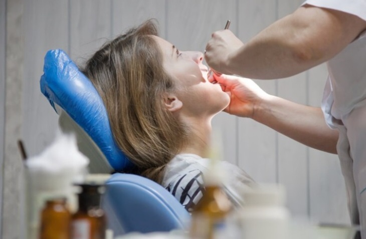 Gunakanlah dental floss atau benang gigi untuk membersihkan sisa makanan yang menempel di sela-sela gigi. (Foto: Freepik/Wavebreakmedia)