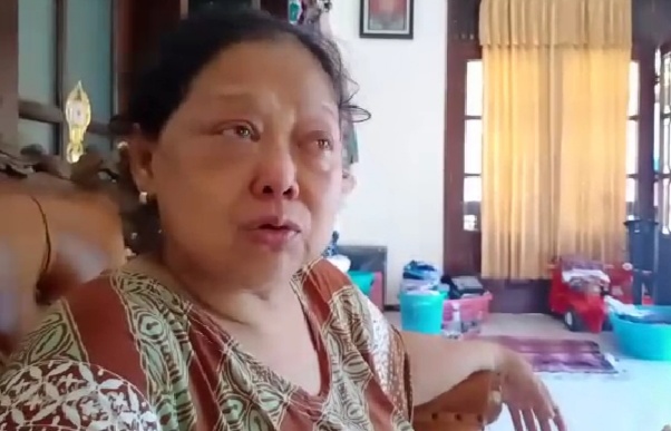 Adik keempat mendiang Djoko Santoso, Tutik Suyono (63) di Solo, Jawa Tengah, Minggu (10/5). (MP/Ismail)