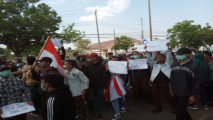 Polisi amankan puluhan pelajar SMK yang menggelar aksi unjuk rasa di DPRD Solo, Jawa Tengah, Kamis (26/9). (MP/Ismail) 