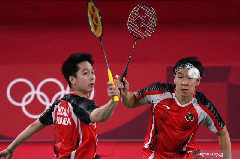 Ganda putra Indonesia Marcus Fernaldi Gideon/Kevin Sanjaya Sukamuljo mengembalikan kok ke arah ganda putra Taiwan Yang Lee/Chi-Lin Wang dalam penyisihan Grup A Olimpiade Tokyo 2020 di Musashino Forest Sport Plaza, Tokyo, Jepang, Selasa (27/7/2021). ANTARA FOTO/Sigid Kurniawan