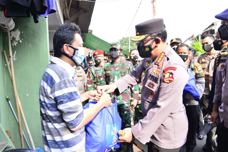 Kapolri Jenderal Pol LIstyo Sigit Prabowo membagikan paket bantuan sosial kepada masyarakat terdampak pandemi COVID-19 di wilayah Sawah Besar, Jakarta Pusat, Kamis (22/7/2021) (ANTARA/HO-Divisi Humas Polri)