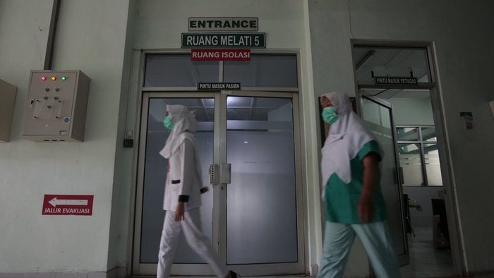 Petugas medis melintasi ruang isolasi Rumah Sakit Umum Pusat (RSUP) Dr. Sardjito, Sleman, DI Yogyakarta. ANTARA FOTO/ Hendra Nurdiyansyah