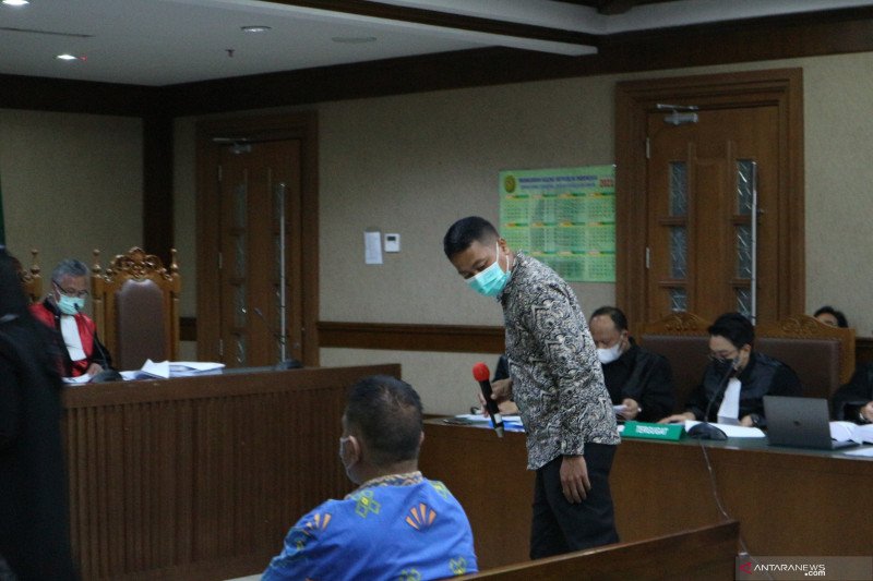 Eko Budi Santoso selaku mantan ajudan Juliari Peter Batubara menjadi saksi di Pengadilan Tindak Pidana Korupsi (Tipikor) Jakarta, Senin (22-3-2021). ANTARA/Desca Lidya Natalia