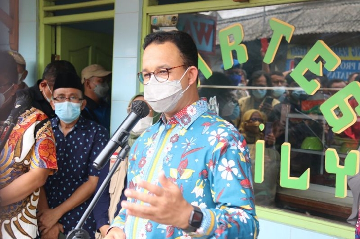 Gubernur DKI Jakarta Anies Baswedan memberikan keterangan di Warteg Family, Matraman, Jakarta Timur, Kamis (14/10/2021). (ANTARA/Ricky Prayoga)