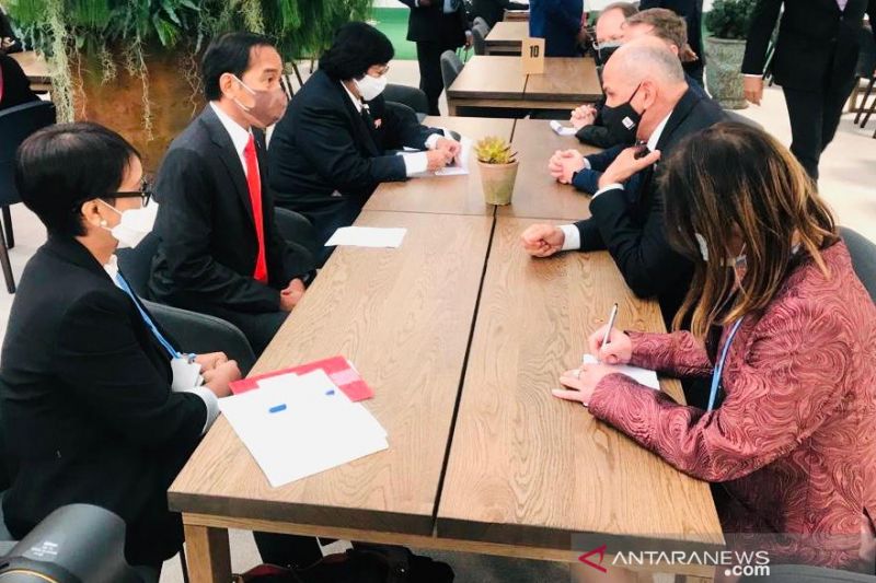 Presiden RI Joko Widodo (Jokowi) saat melakukan pertemuan bilateral dengan Perdana Menteri Slovenia Janes Jansa di sela KTT Pemimpin Dunia, COP26, Glasgow, Skotlandia, Senin (1/11) (ANTARA/HO-Biro Pers Sekretariat Presiden)