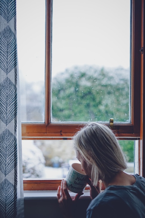 Minuman hangat sebelum tidur juga bisa membuatmu tidur dengan nyama.  (Foto unsplash/Toa Heftiba)