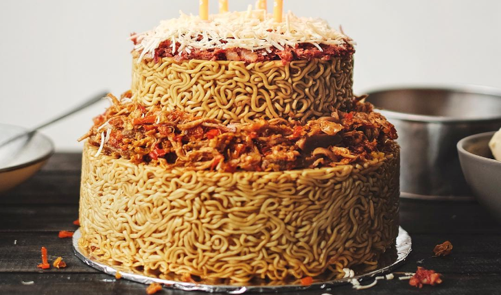 Anti Mainstream, Kue Ulang Tahun Ini Bahan Dasarnya Terbuat dari Mie Instan