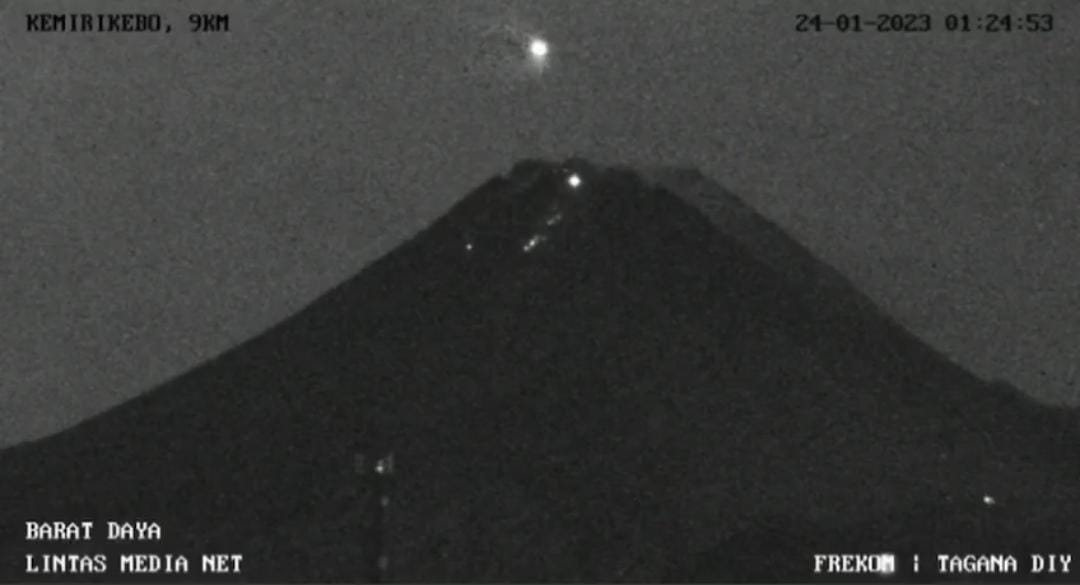 Objek Bercahaya Lintasi Langit Gunung Merapi Diduga Satelit Milik Angkatan Udara AS