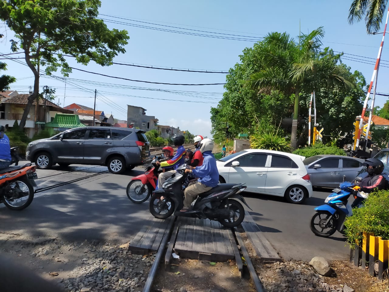 Kondisi lalu lintas di perlintasan kereta api. Foto: MP/Istimewa