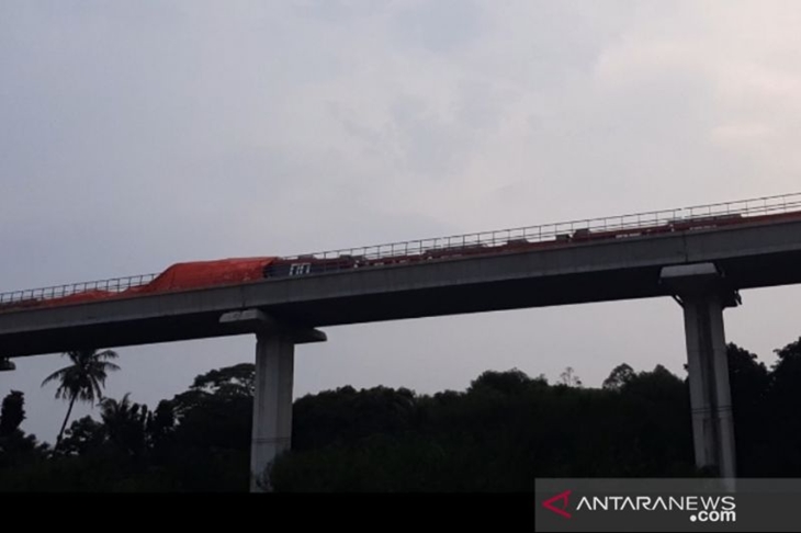Situasi terkini badan LRT Jabodebek yang mengalami kecelakaan saat tahap uji coba di jalur layang ruas Munjul, Jakarta Timur, Senin (25/10/2021). ANTARA/Sihol Hasugian