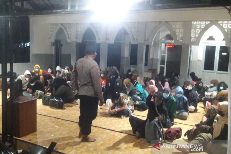 Puluhan karyawan perusahaan penyedia jasa pinjaman daring (pinjol) ilegal dipulangkan dari Polda Jabar dan mendapatkan pembinaan saat tiba di Polsek Bulaksumur, Sleman, Daerah Istimewa Yogyakarta, Sabtu (16/10/2021) malam. ANTARA/Luqman Hakim