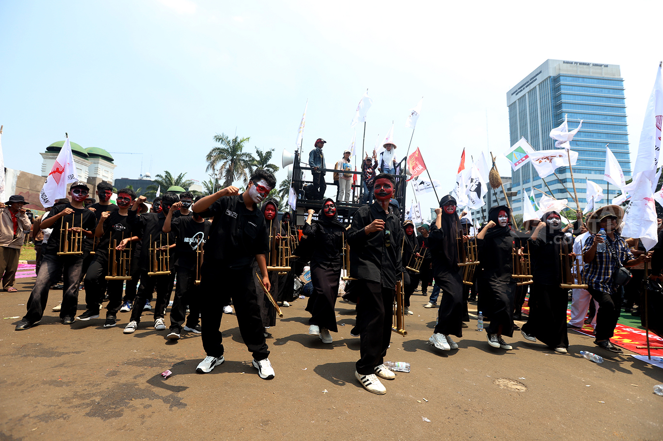 Aksi Unjuk Rasa Peringati Hari Tani Nasional 2025 di Depan Gedung DPR
