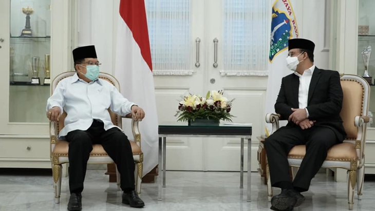 Ketua Dewan Masjid Indonesia (DMI) Jusuf Kalla bersama Gubernur DKI Jakarta Anies Baswedan saat pelantikan pengurus DMI wilayah DKI di Balai Kota, Rabu (17/3). (Foto: MP/Facebook Anies Baswedan)