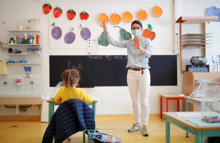 Seorang guru dan murid di sekolah privat Prancis pada 12 Mei. (Foto: Reuters) 