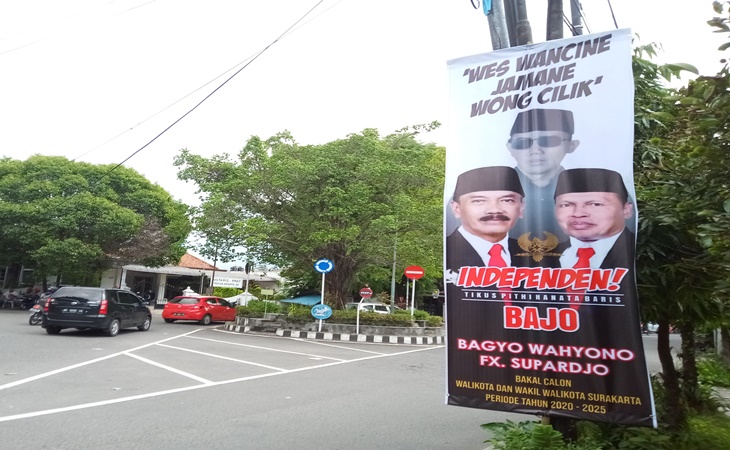 Banner calon independen di Pilwalkot Solo dari pasangan Bajo