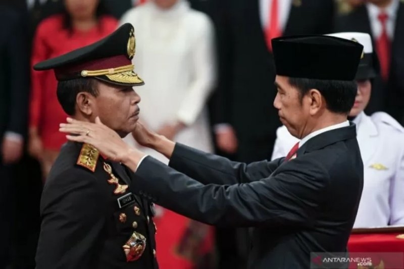 Arsip. Presiden Joko Widodo (kanan) menyematkan tanda pangkat kepada Kapolri Jenderal Pol Idham Azis saat upacara pelantikan Kapolri di Istana Negara, Jakarta, Jumat (1/11/2019). ANTARA FOTO/Wahyu Putro A/foc/pri. (Ant)