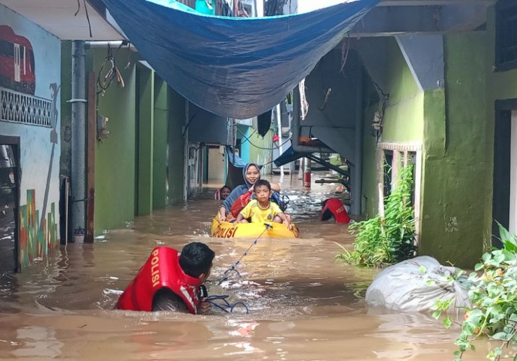 Banjir Kebon Pala Kampung Melayu 3,5 Meter, Akses Evakuasi Satu-satunya Harus Berenang