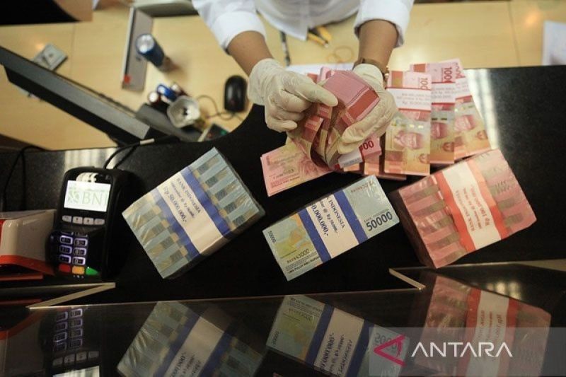 Pasar Tunggu Rilis Inflasi BPS Besok, Rupiah Ditutup Merosot 27 Poin