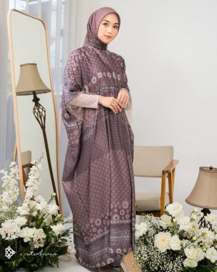 Modern batik untuk tampilan chic nan simple ala Citra Kirana. (Foto: Instagram/@citraciki)