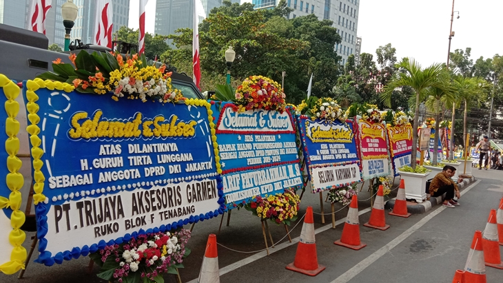 Karangan bunga di pelantikan DPRD DKI Jakarta. (MP/Asropih)