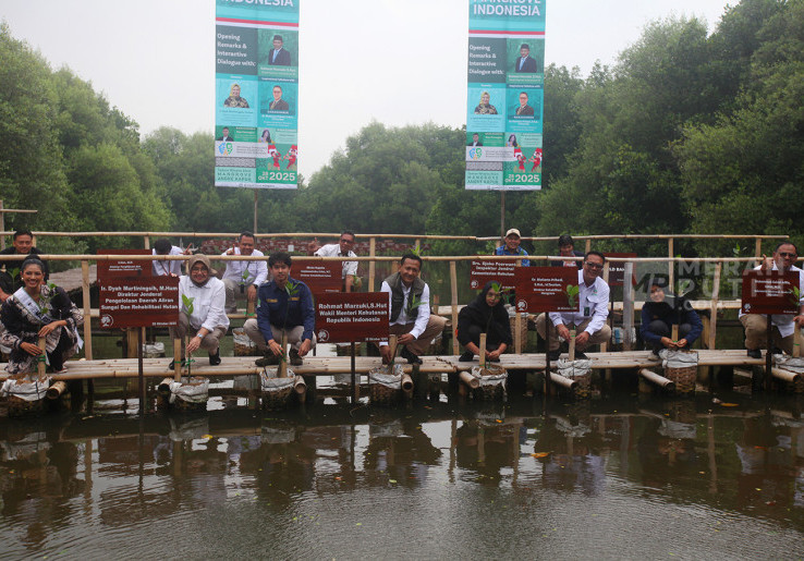 Peringati Hari Sumpah Pemuda 2025 Kemenhut Ajak Pemuda Menanam Mangrove di Pesisir Jakarta