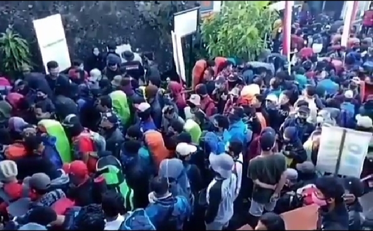  Ribuan pendaki pemadati jalur pendakian Gunung Lawu jalur Cemoro Sewu, Magetan Jawa Timur, Minggu (16/8). (MP/istimewa)