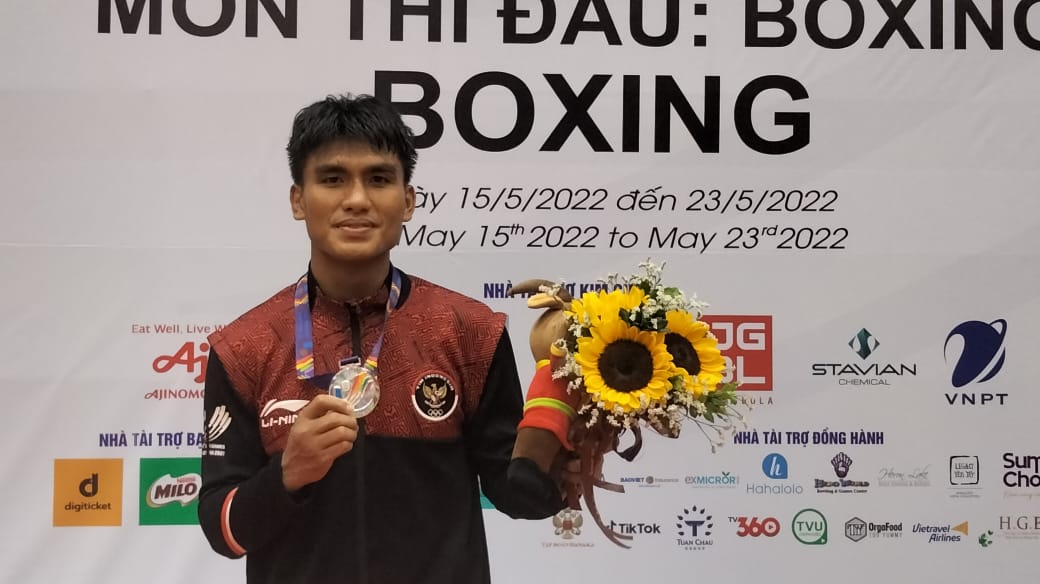 Petinju Indonesia Farrand Papendang menyabet medali perak SEA Games 2021 Vietnam di kelas 57 kg - 63 kg  putra yang digelar di Bac Ninh Gymnasium, Minggu (22/5). (Tennis Indonesia/Dwi Ari Setyadi)