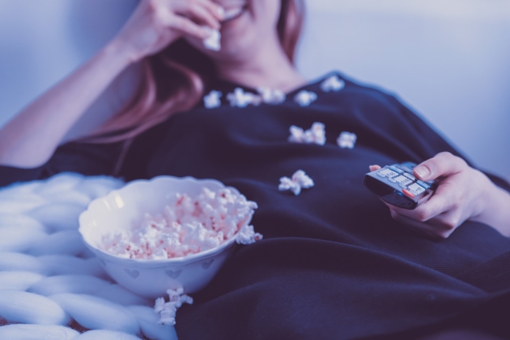 Kulit popcorn sangat rentan tersangkut pada kawat gigi.(Foto: Pixabay/JESHOOTS-com)