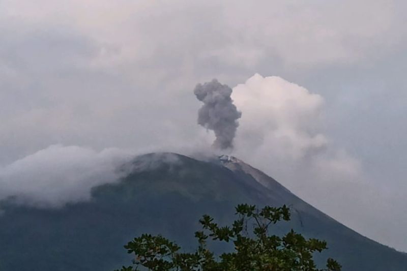 Letusan Eksplosif Gunung Ile Lewotolok Semakin Tinggi