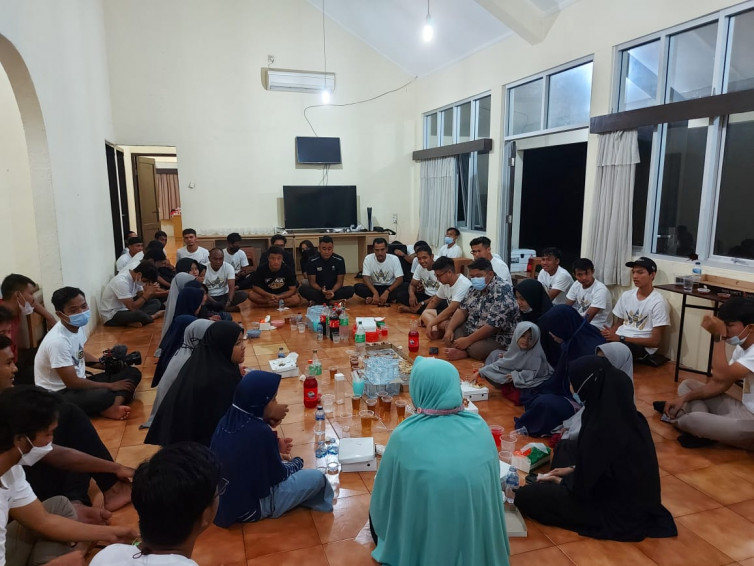  Dewa United FC Berbagi Kebahagiaan Ramadan Bersama Anak Yatim