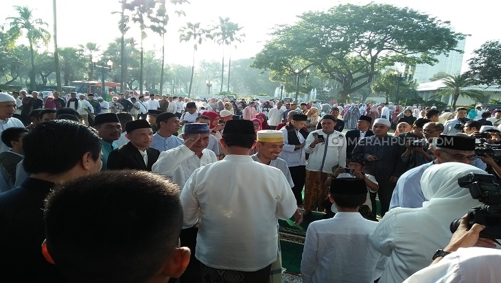 Usai Salat Ied, Anies Bagikan Uang dari Peci untuk Anak-anak