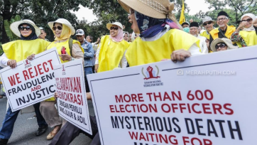 Foto: Ikatan Alumni UI Unjuk Rasa Saat Sidang Sengketa Pilpres 2019 di MK