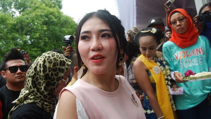 Via Vallen Duet dengan Ayah Kandungnya di Surabaya