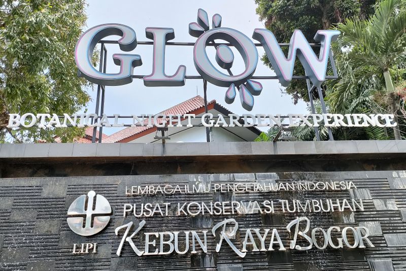 Logo wisata Glow di dinding Pintu masuk utama Kebun Raya Bogor. (ANTARA/Linna Susanti)