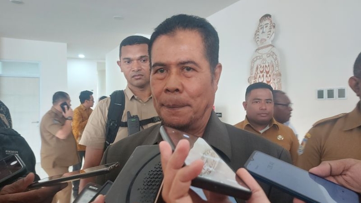 KPK Periksa Plh Gubernur Papua Ridwan Rumasukun