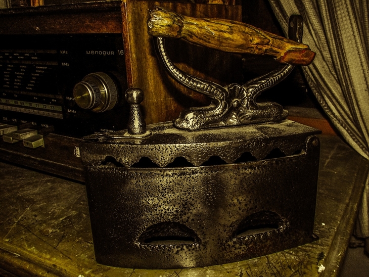 (Trivia 2) Setrika tradisional yang menggunakan arang dan bara (Foto Pixabay dimitrisvetsikas1969)