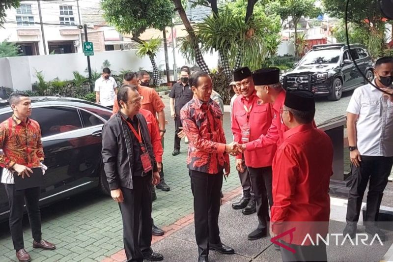 Jokowi Disambut Ganjar Saat Hadiri Rakernas III PDIP