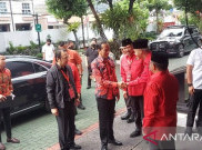 Jokowi Disambut Ganjar Saat Hadiri Rakernas III PDIP