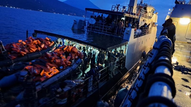 Ratusan Penumpang Selamat dari Kebakaran KM Mutiara Timur 1