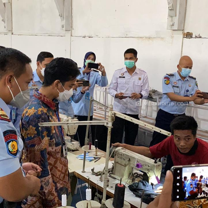 Wali Kota Solo Gibran Rakabuming Raka meninjau pabrik garmen dengan tenaga kerja warga binaan di Rutan Kelas 1 Surakarta, Jawa Tengah, Jumat (20/8). (MP/Ismail)