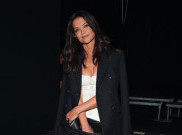 Katie Holmes Tampil Menawan dengan Dress Boho Chic di Paris Fashion Week