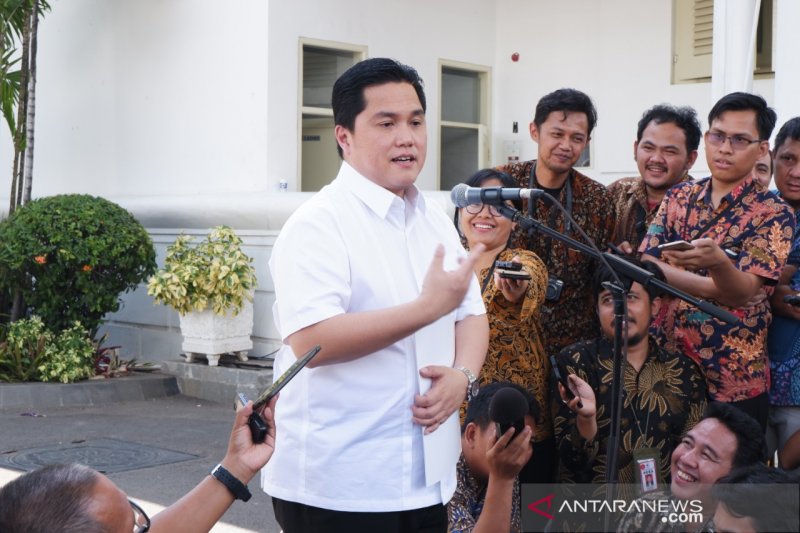 Erick Thohir memberi penjelasan kepada wartawan setelah dipanggil Presiden Joko Widodo (Jokowi) di Istana Kepresidenan Jakarta, Senin (21/10). ANTARA FOTO/Hanni Sofia.
